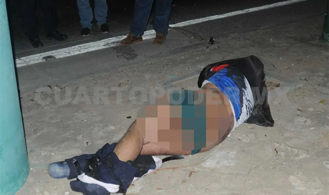 La víctima que se desplazaba a bordo de una motocicleta fue impactado por un vehículo, por lo que salió proyectado contra una de las pilastras, perdiendo la vida de manera instantánea. Edberg Mayorga / CP