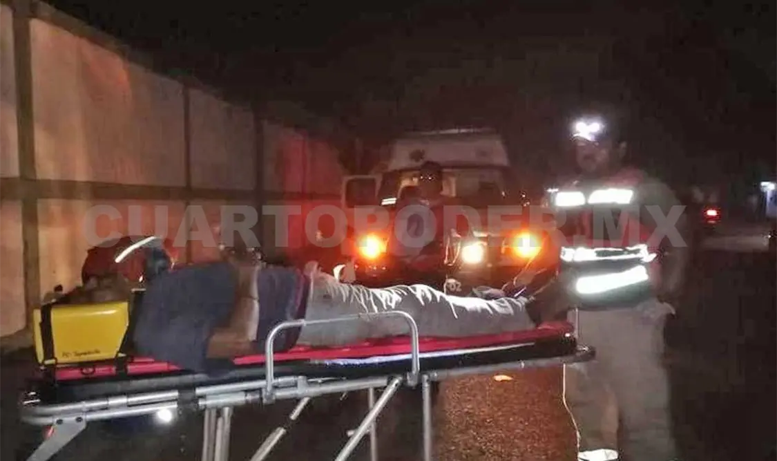 Paramédicos valoraron al ciclista, pero debido a las lesiones que presentaba lo ingresaron a un hospital para ser atendido. CP