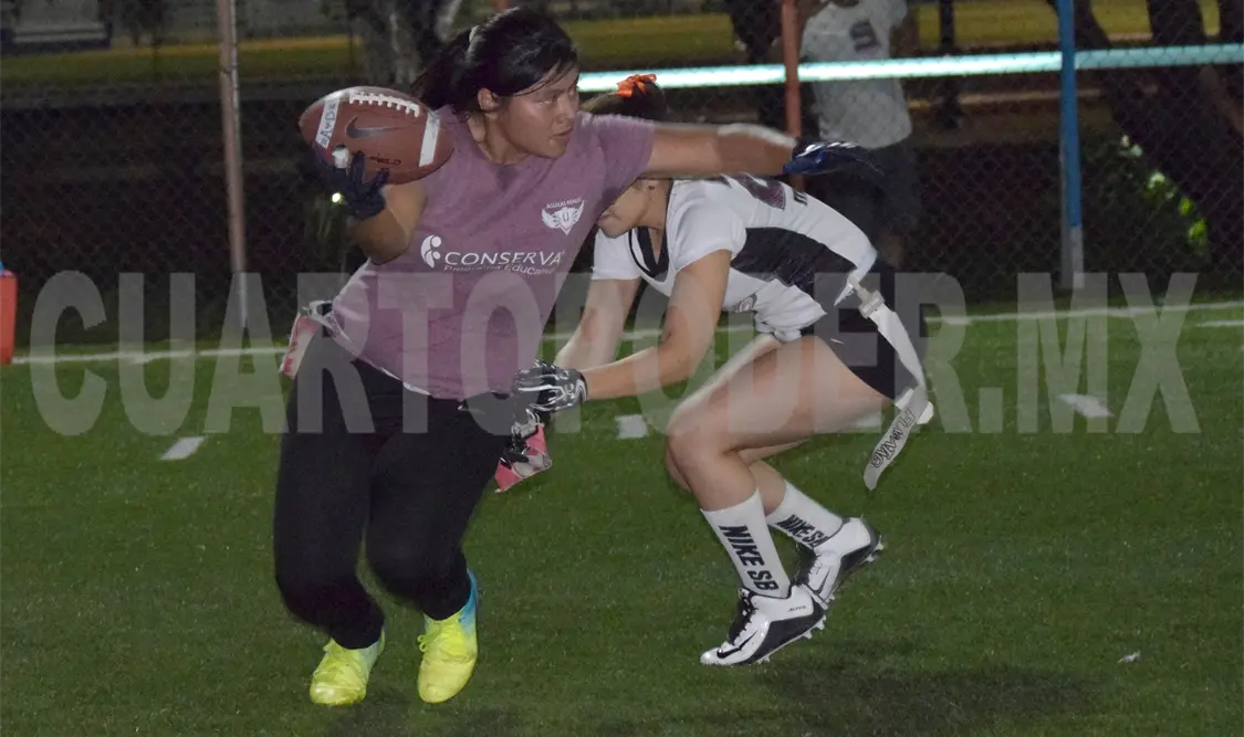 La gran final entre reinas y emplumadas será el próximo sábado 23 de marzo a las 19:00 horas en las canchas de Flagfootball de Caña Hueca. Guillermo Ramos/CP