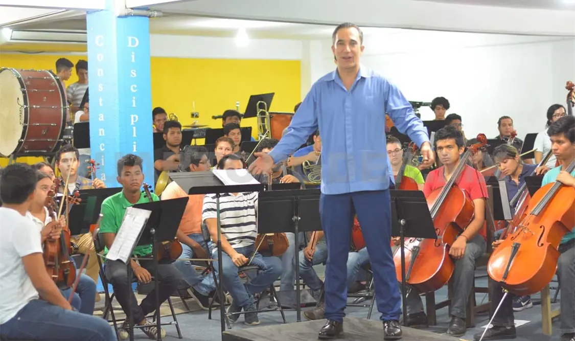 Rodrigo Díaz Bueno junto a sus alumnos de la Orquesta Esperanza Azteca. Darwin Mendoza