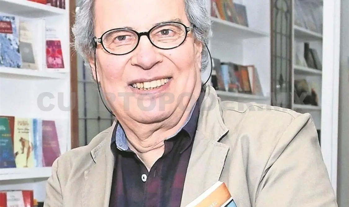 “Los escritores y los periodistas necesitamos el apoyo público”, dijo Héctor Manjarrez al recibir el Premio Excelencia en las Letras José Emilio Pacheco. Cortesía