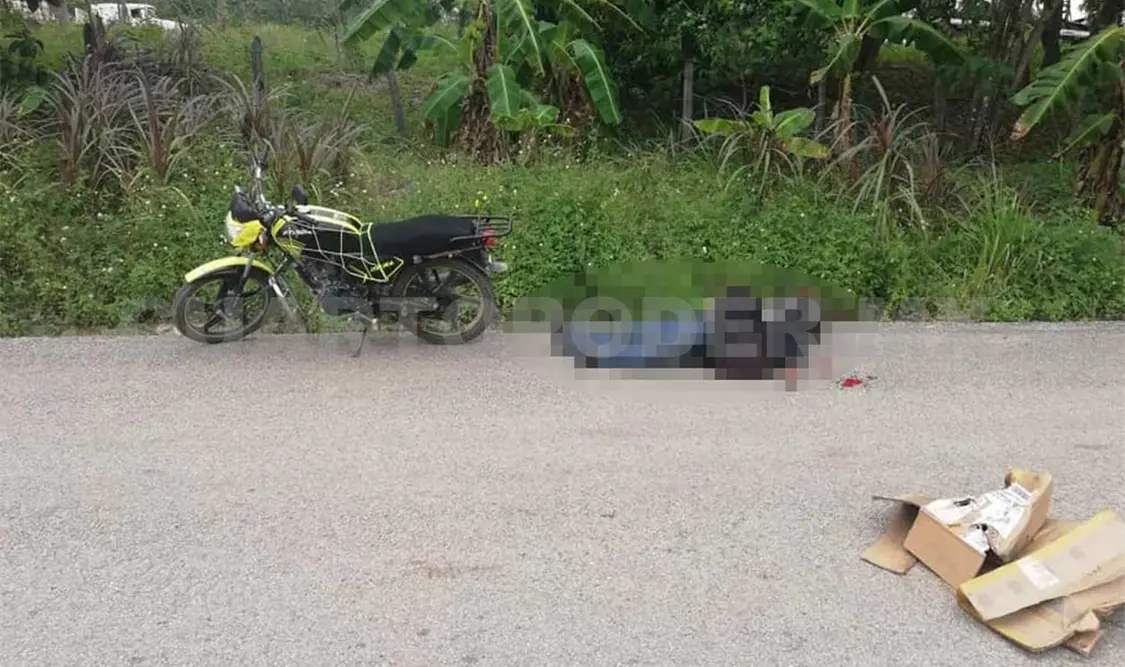 Hombre aparece muerto junto a una motocicleta