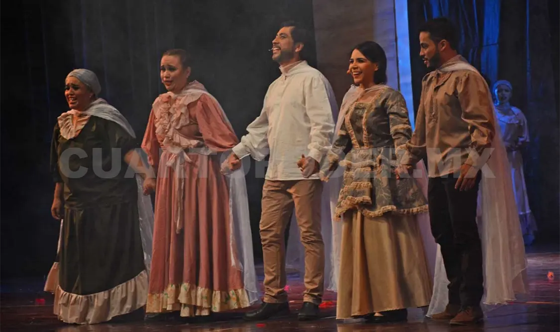 La obra, escrita por Claudia Orantes, es una coproducción de Sandra Burgos e de Hiram Marina. Darwin Mendoza