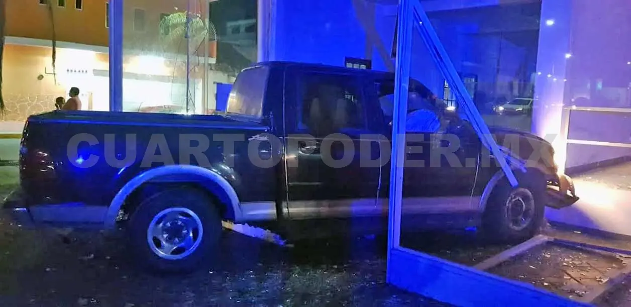 Camioneta irrumpe en negocio tras colisionar