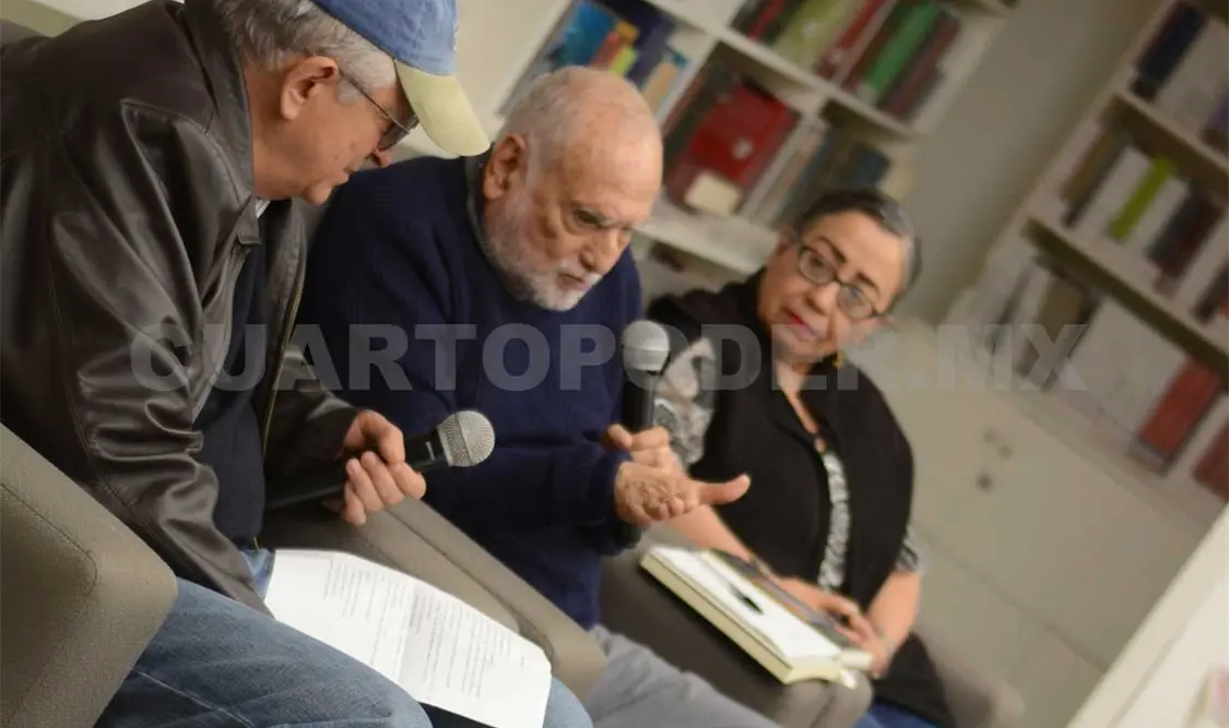 El escitor Óscar Oliva leyendo una de sus creaciones. Darwin Mendoza
