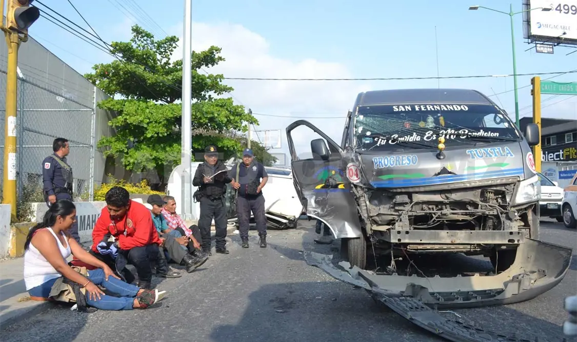 Carambola deja ocho lesionados y sedán volcado