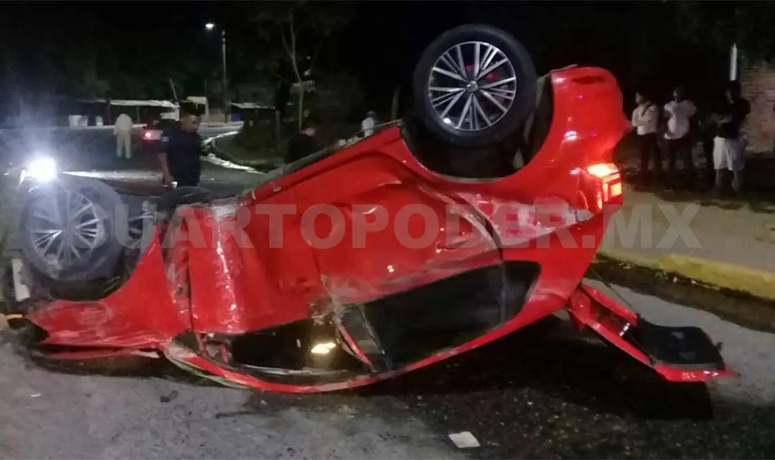 Estrella su automóvil contra poste y vuelca