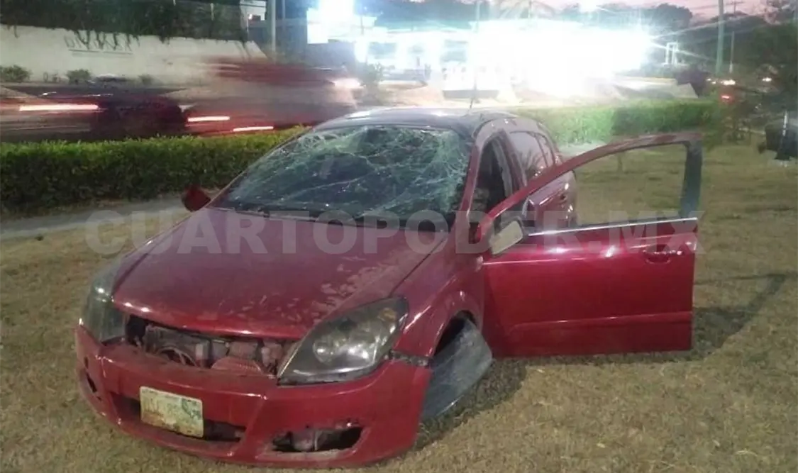 El exceso de velocidad provocó que el conductor saliera del perímetro rodando, girando en varias ocasiones hasta quedar de pie sobre la jardinera de la gasolinera. Edberg Mayorga / CP