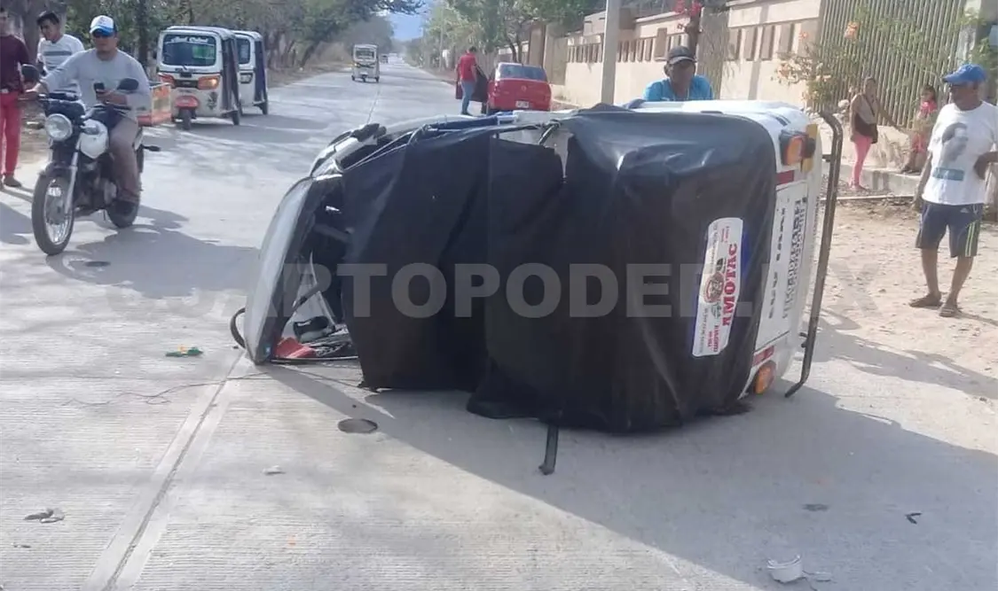 La unidad del transporte público quedó volcada durante el fuerte impacto en el cruce de calles. Dalia Villatoro / CP