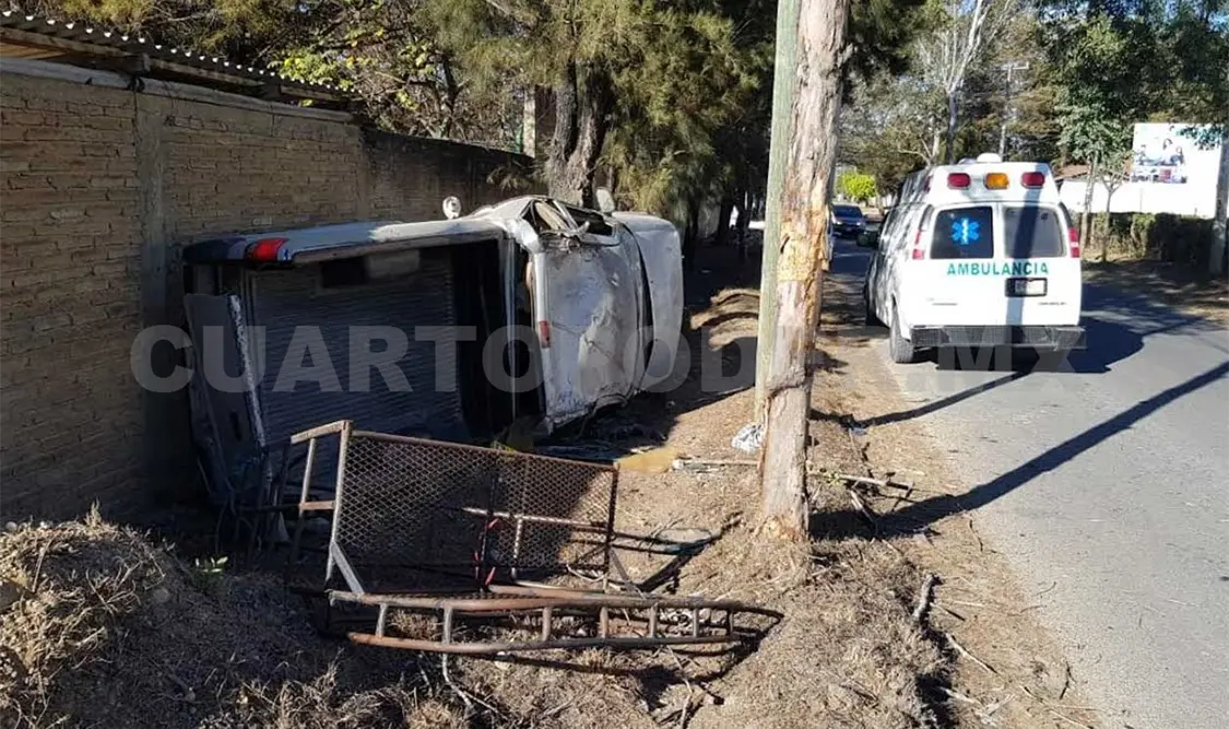 Camioneta sufre salida de camino y vuelca
