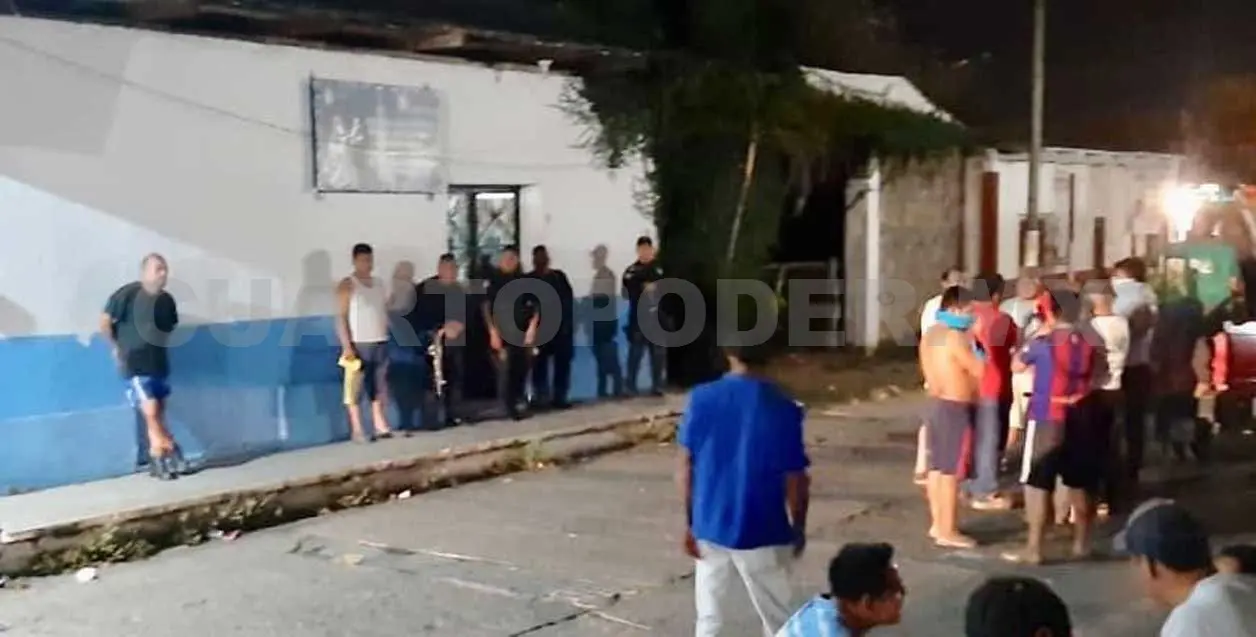 Rescatan a presuntos ladrones de motos de ser linchados