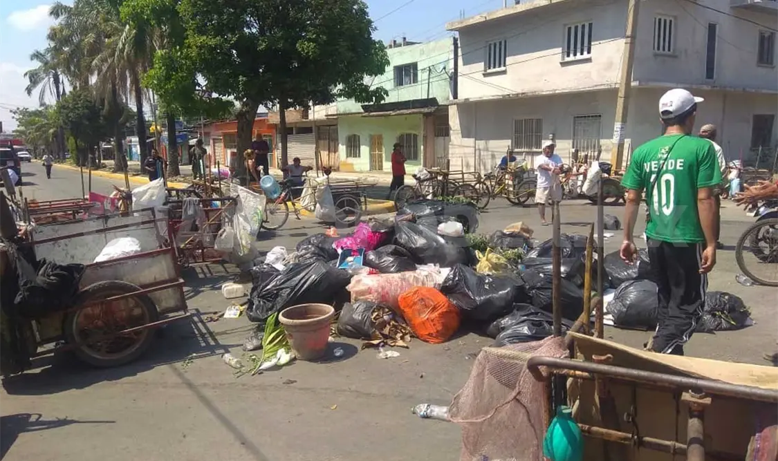 Protestan tricicleros tirando basura en la calle