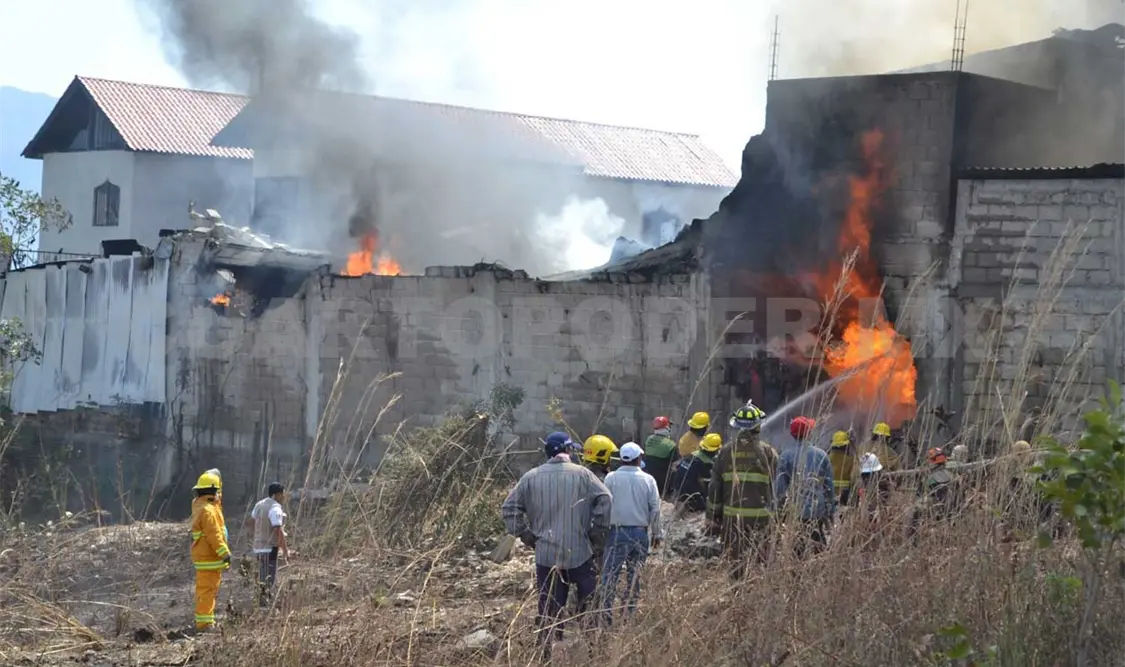 Se cumplen 24 horas del incendio en una bodega de veladoras