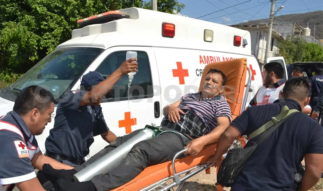 Al salir de su casa recibió dos balazos en el abdomen