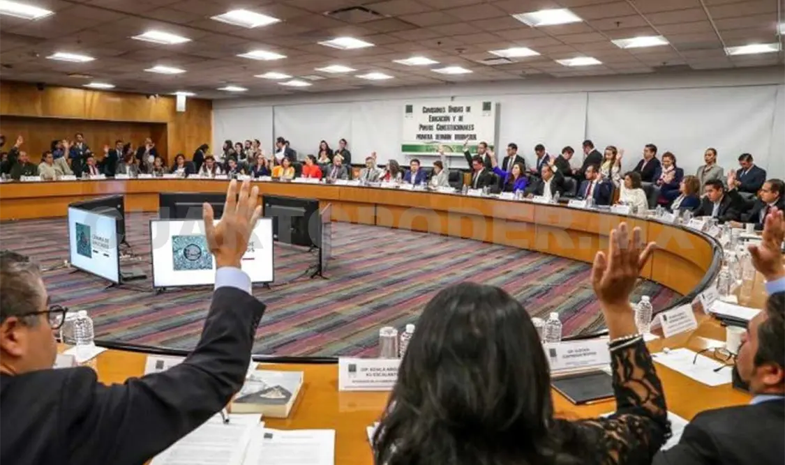 Las Comisiones Unidas de Educación y Puntos Constitucionales avalaron el dictamen que contiene la reforma educativa que impulsa por López Obrador. El Universal