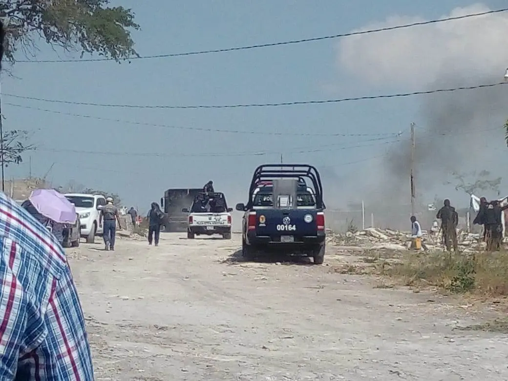 Elementos de la Policía Estatal realizando el desalojo de personas que habían invadido predio. CP