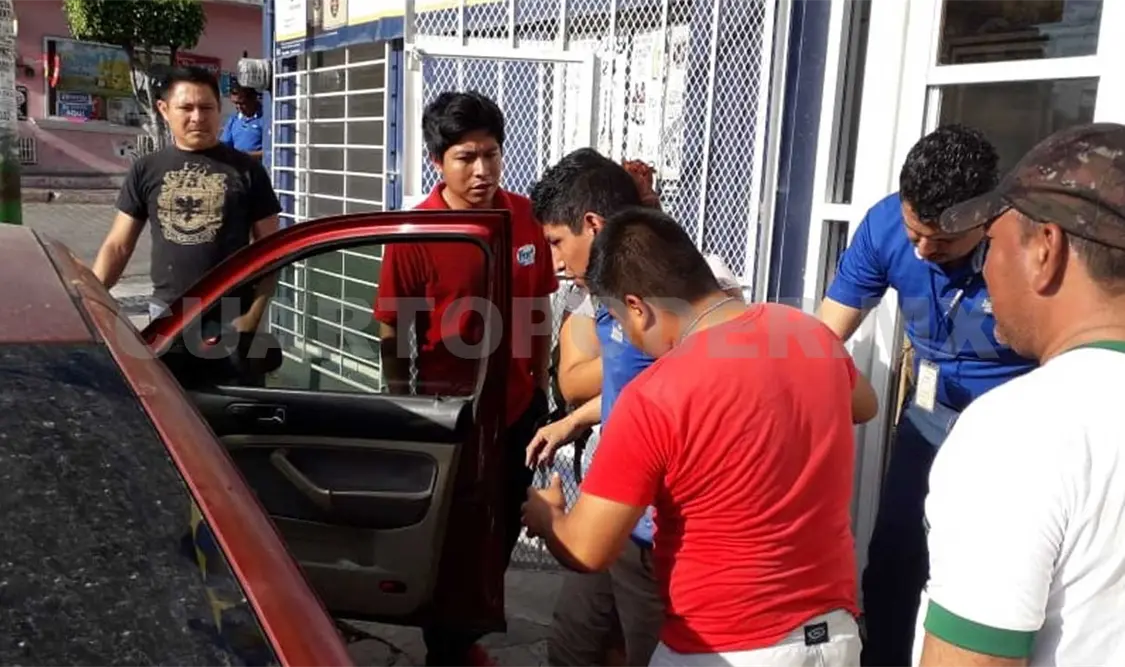 Paramédicos de la Cruz Roja Mexicana arribaron para la valoración del lesionado, siendo trasladado a un nosocomio. Edberg Mayorga / CP