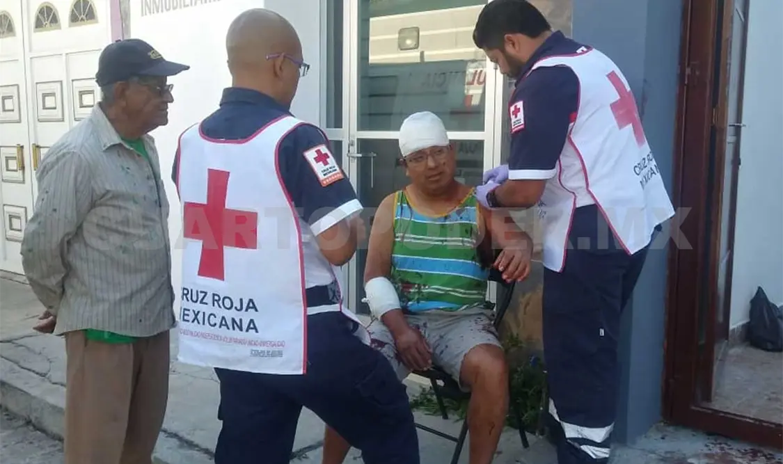 Paramédicos de la Cruz Roja Mexicana arribaron para la valoración de las víctimas, siendo el hombre trasladado a un nosocomio. Edberg Mayorga / CP