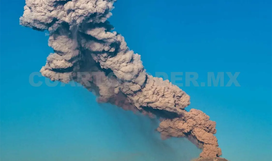 El volcán presentó fumarolas, gas y caída leve de ceniza en áreas cercanas. NTX
