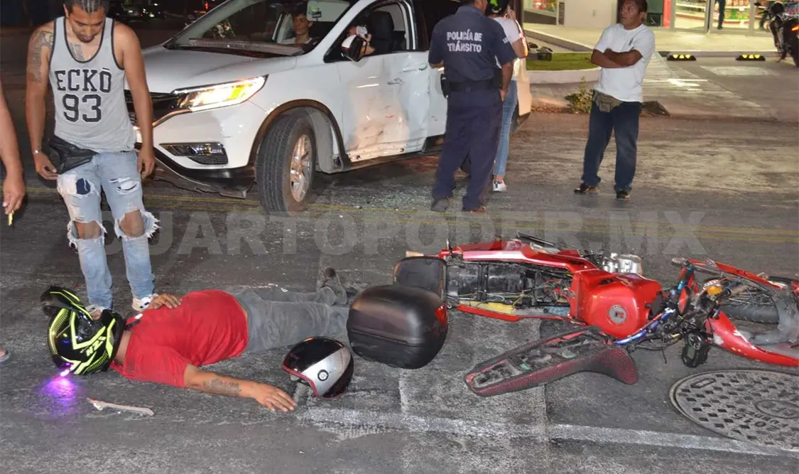 Paramédicos de la Cruz Roja Mexicana arribaron para la valoración de ambos lesionados. Edberg Mayorga / CP