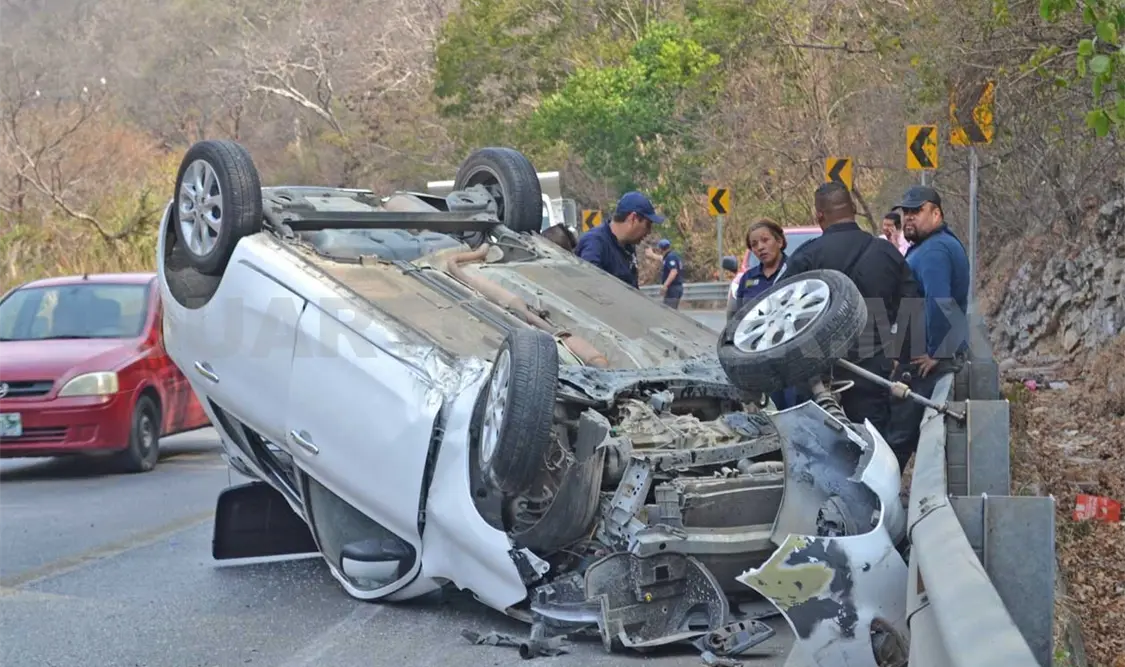 El exceso de velocidad provocó que el conductor perdiera el control del vehículo impactando contra el muro de metal, quedando con los neumáticos al aire. Rafael Cabrera / CP