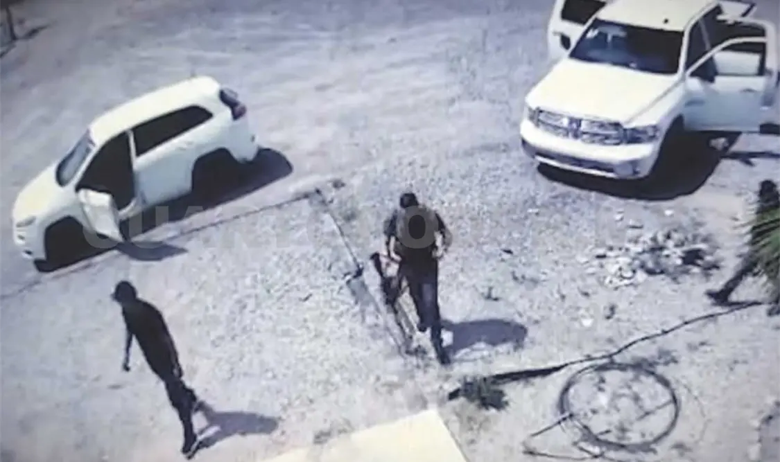 De acuerdo con el video, que documenta la denuncia, los hombres vestían ropa negra y no llevaban el rostro cubierto. Agencias
