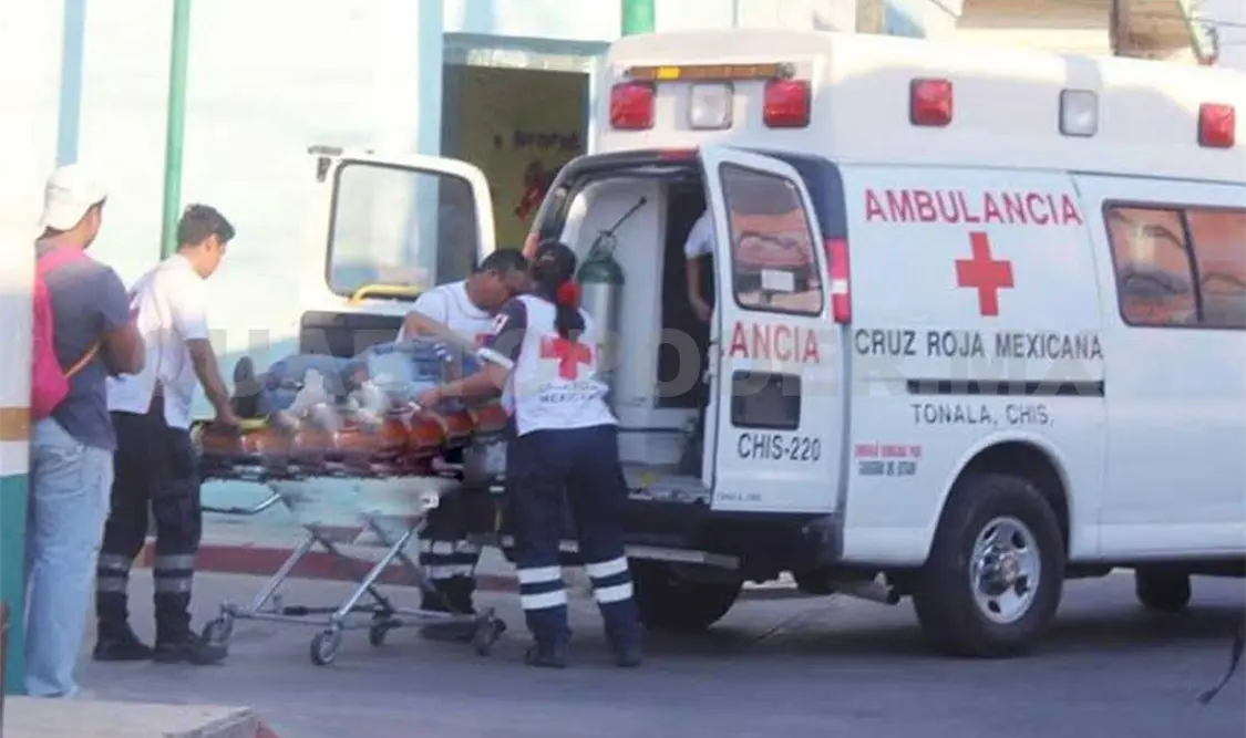 Paramédicos de la Cruz Roja Mexicana trasladaron a un hospital a María Mercedes. CP