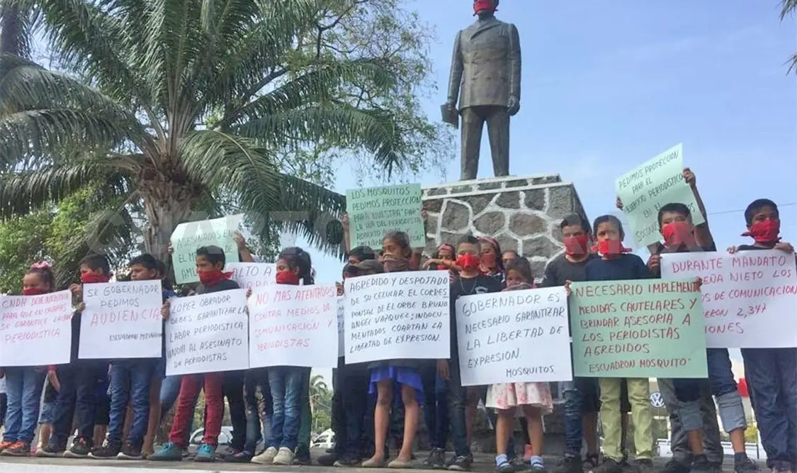 Un grupo de niños realizó una manifestación al pie del monumento a Belisario Domínguez Palencia. Ramón García / CP