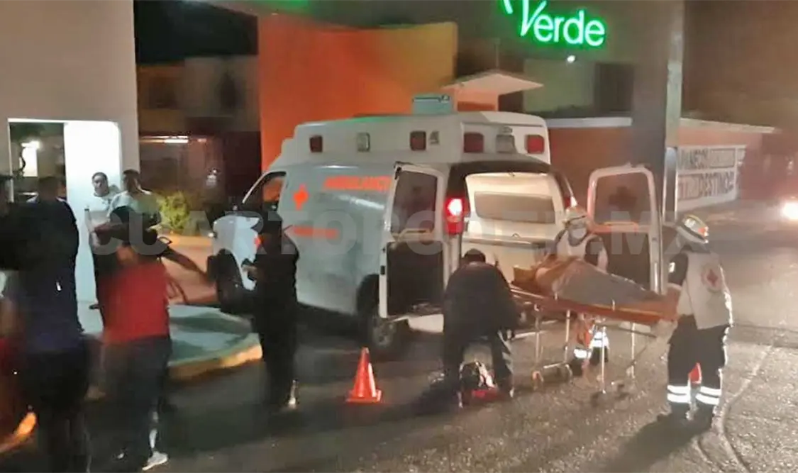 El empleado del bar fue auxiliado por paramédicos y lo trasladaron a un hospital para ser atendido. Rafael Victorio / CP