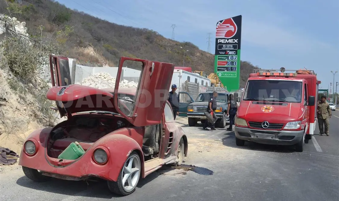 La unidad marca Volkswagen sedán comenzó a incendiarse a pocos metros de las instalaciones de Proactiva. Rafael Cabrera / CP