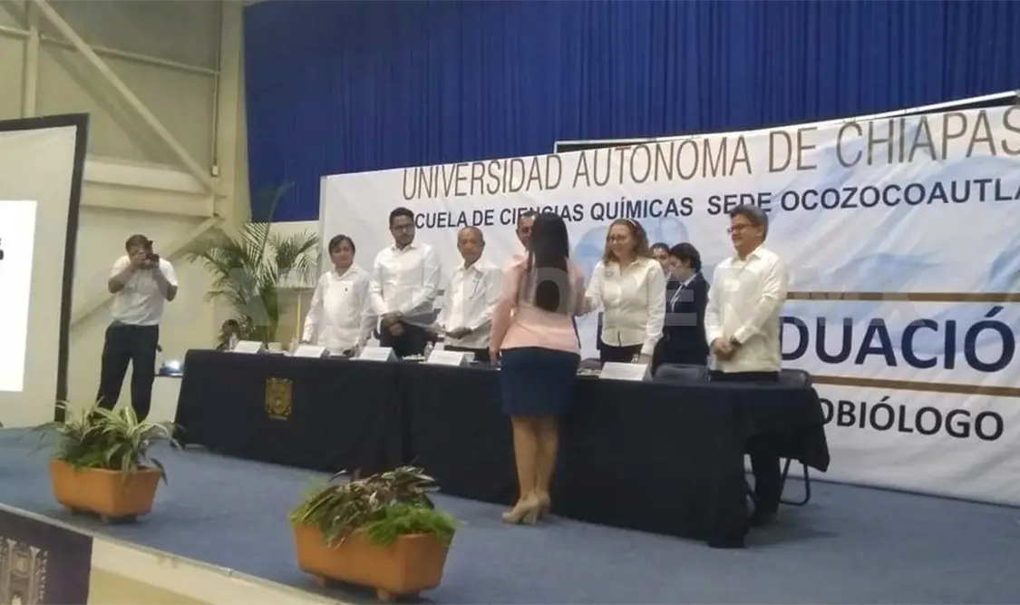 El rector Carlos F. Notaren entregó documentos a los nuevos profesionales. CP