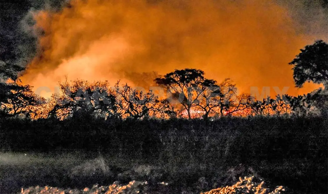 Combaten incendio en Arroyo Blanco