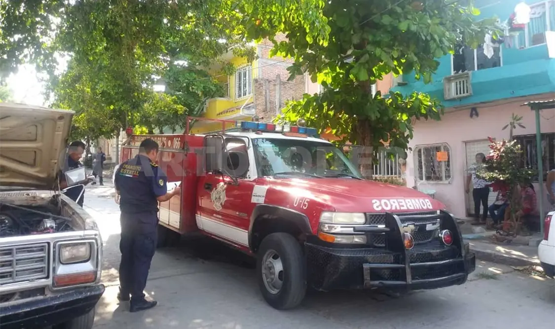 El Heroico Cuerpo de Bomberos arribó para controlar y sofocar las llamas. Edberg Mayorga / CP