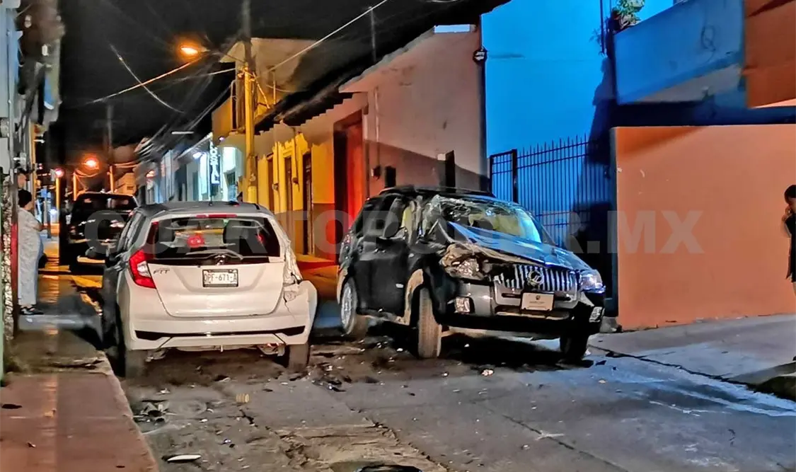 Un joven que manejaba en presunto estado de ebriedad una camioneta de lujo, provocó un aparatoso accidente ayer en la madrugada. Flor Cordero / CP