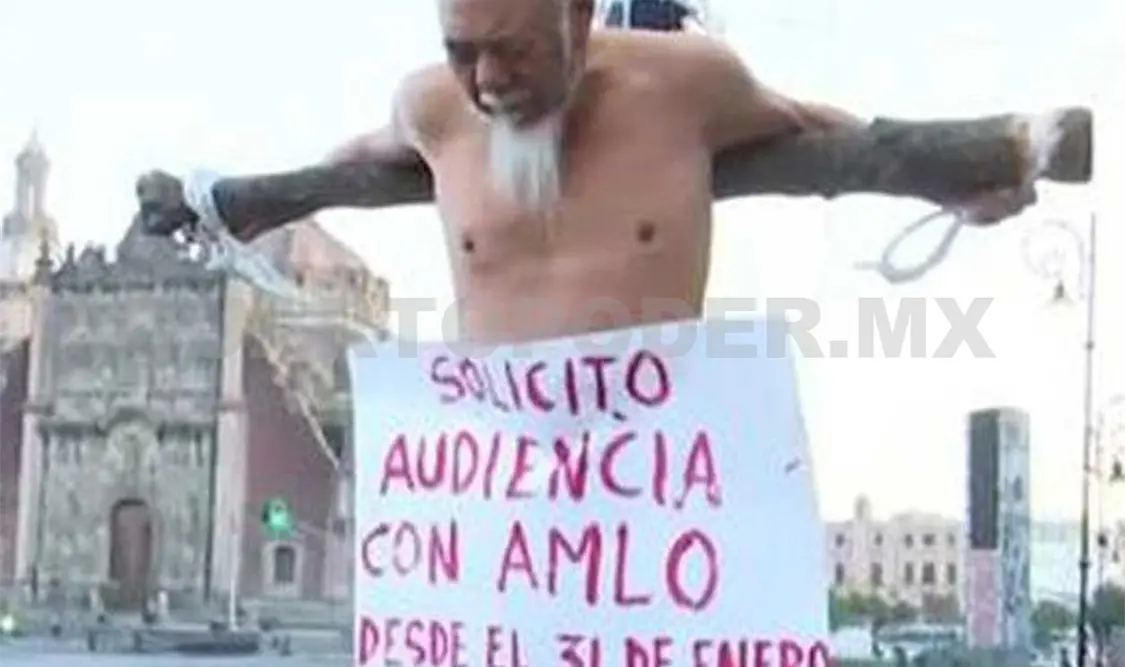 Hombre se “crucifica” afuera de Palacio Nacional