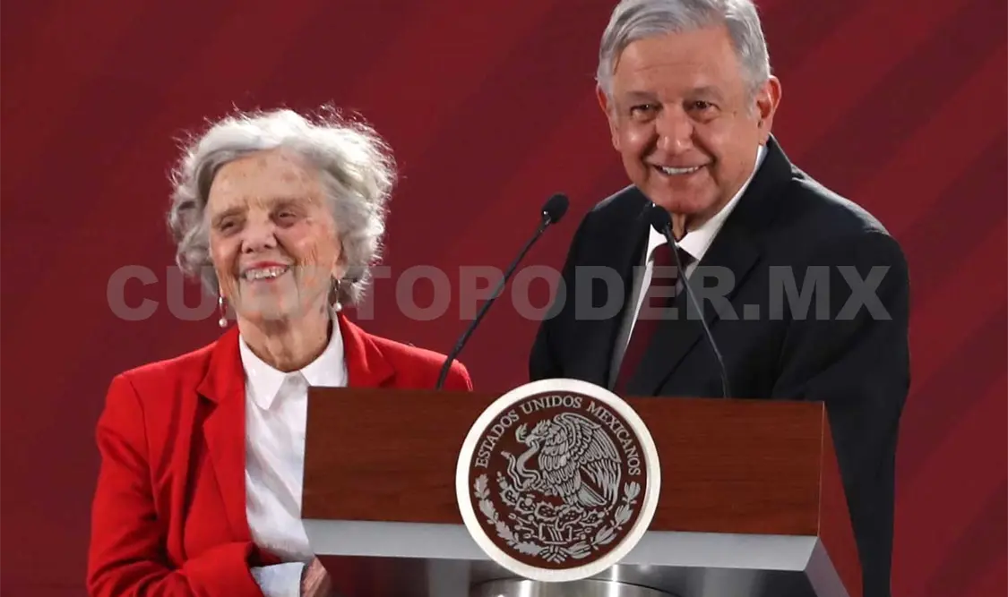 La escritora Elena Poniatowska acompañó a López Obrador en su conferencia. El Universal