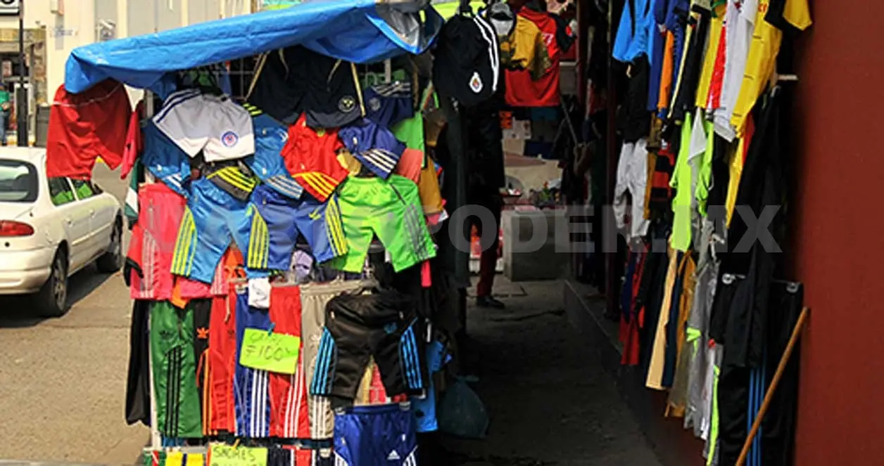 Los inconformes denunciaron que los comerciantes tapan banquetas y dan mala imagen a Pijijiapan. Noel Vázquez / CP