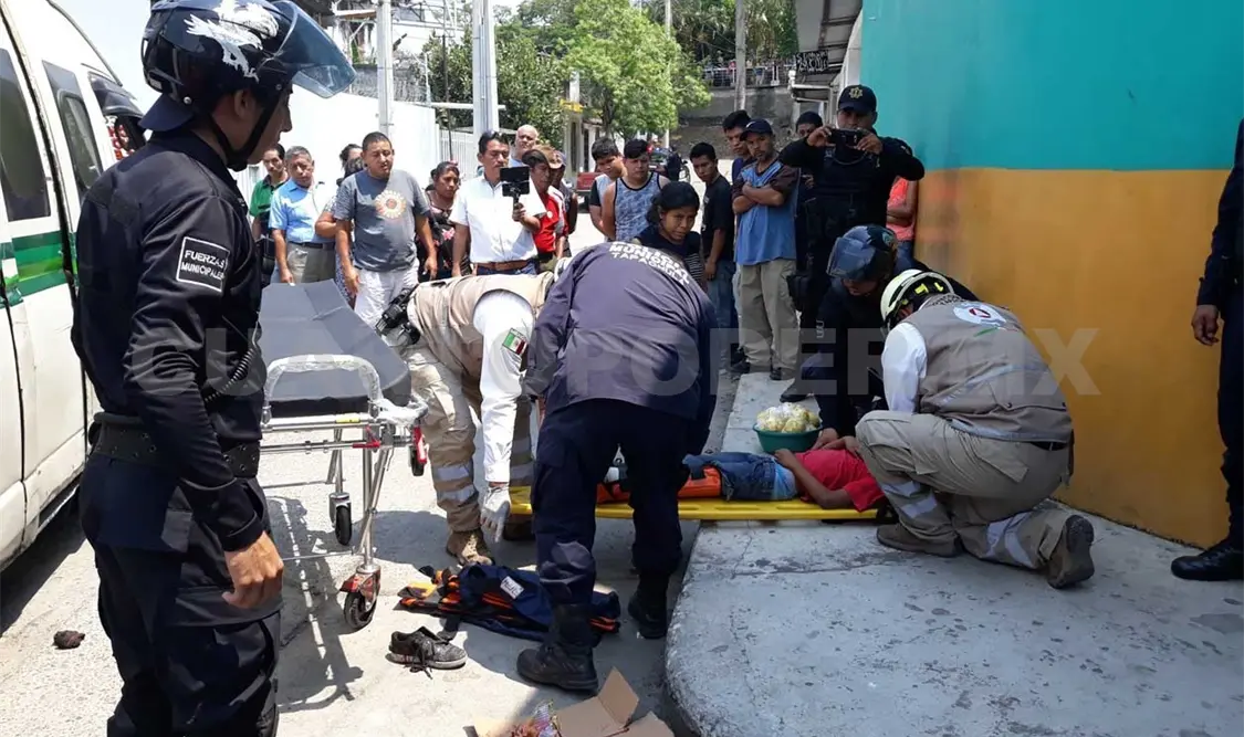 Al ser reportado el accidente al 911, a los pocos minutos se presentaron paramédicos para brindarle los primeros auxilios a la persona. Rafael Victorio / CP