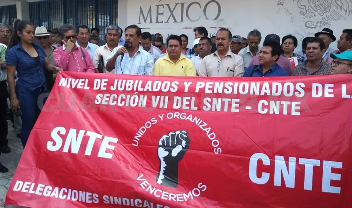 Jubilados reclaman pagos en salario mínimo y no en UMA, a las afueras del Issste, en Tuxtla Gutiérrez. Adolfo Abosaid / CP