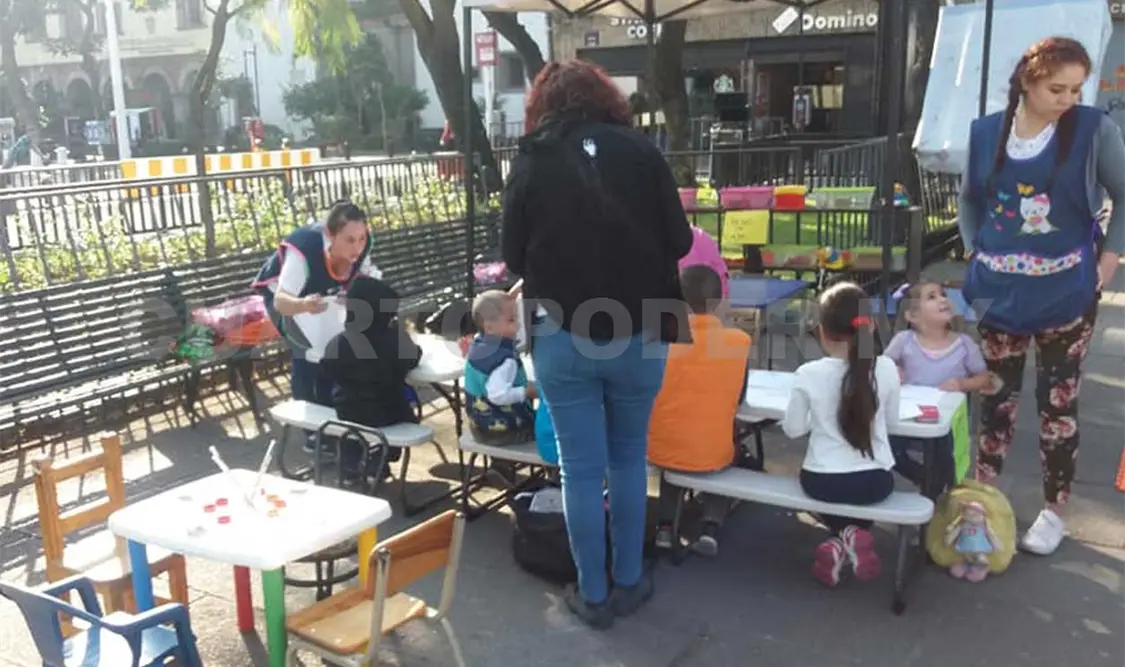 El cierre de las estancias infantiles dejó sin trabajo a muchas mujeres y a madres solteras sin un lugar adecuado para el cuidado de sus hijos. Ello ha provocado una serie de manifestaciones en varios estados del país. Agencias