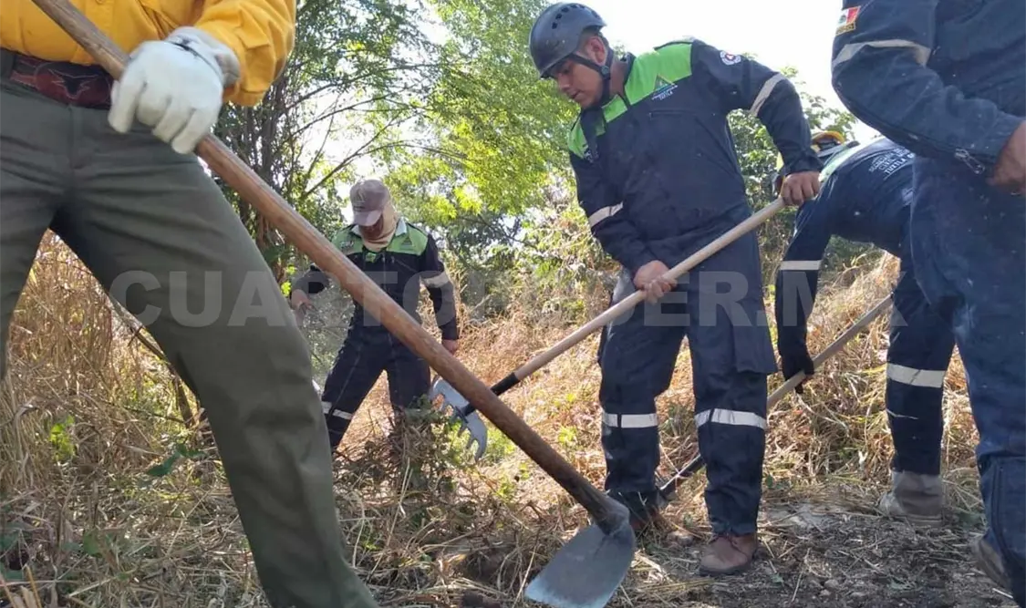 En el control al incendio en la reserva “El Triunfo”, los combatientes caminan hasta cuatro horas. Cortesía