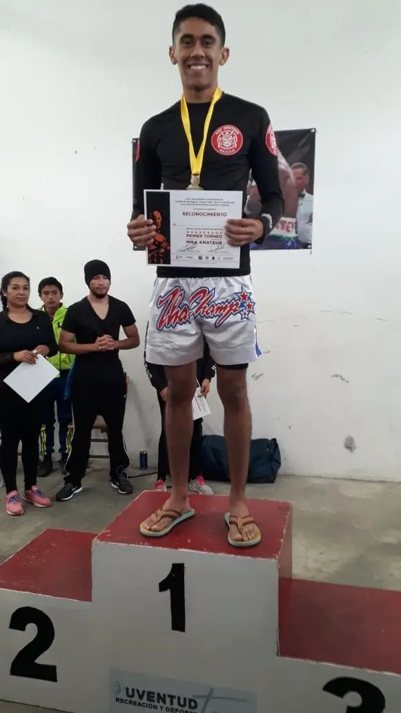 Representando a su escuela tuxtleca, el peleador logró imponer su calidad y se erigió como el mejor de su división. Cortesía