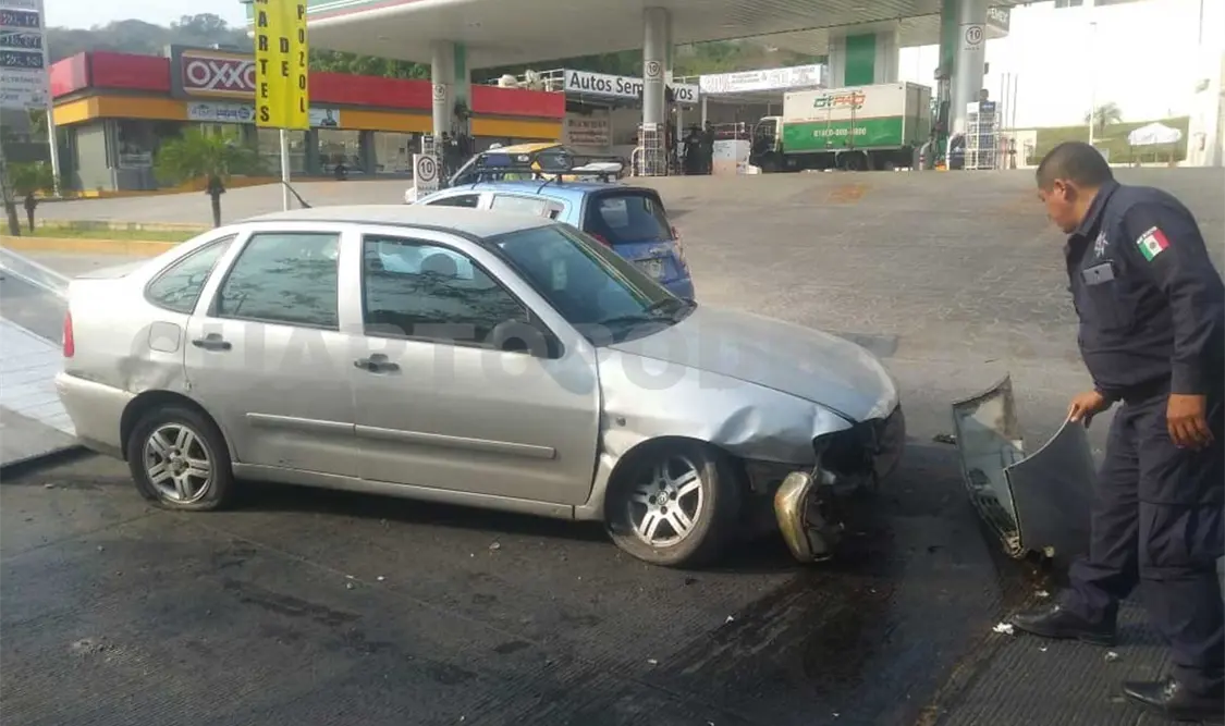 Acelerado conductor destruye su vehículo