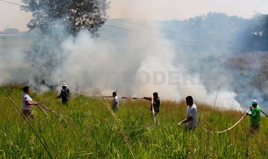 Sofocan incendio en colonia petrolera