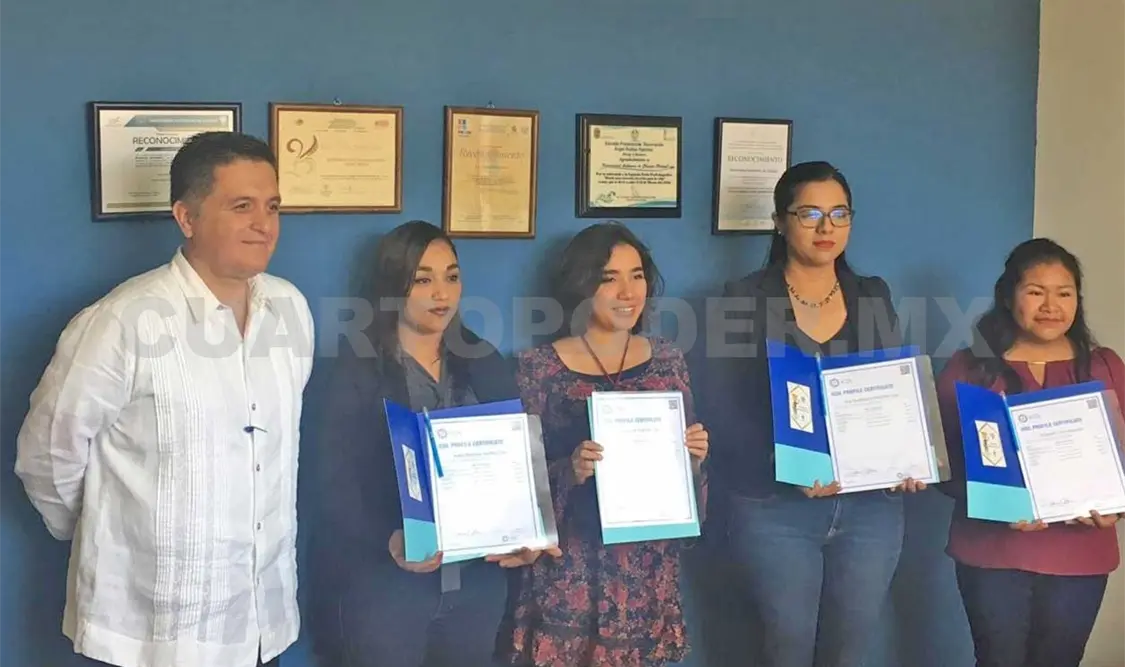 Certifican a estudiantes de la modalidad a distancia