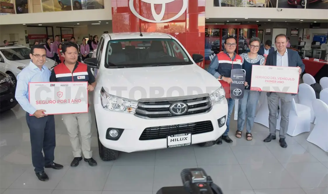 Beneficia Toyota con camioneta a la Cruz Roja