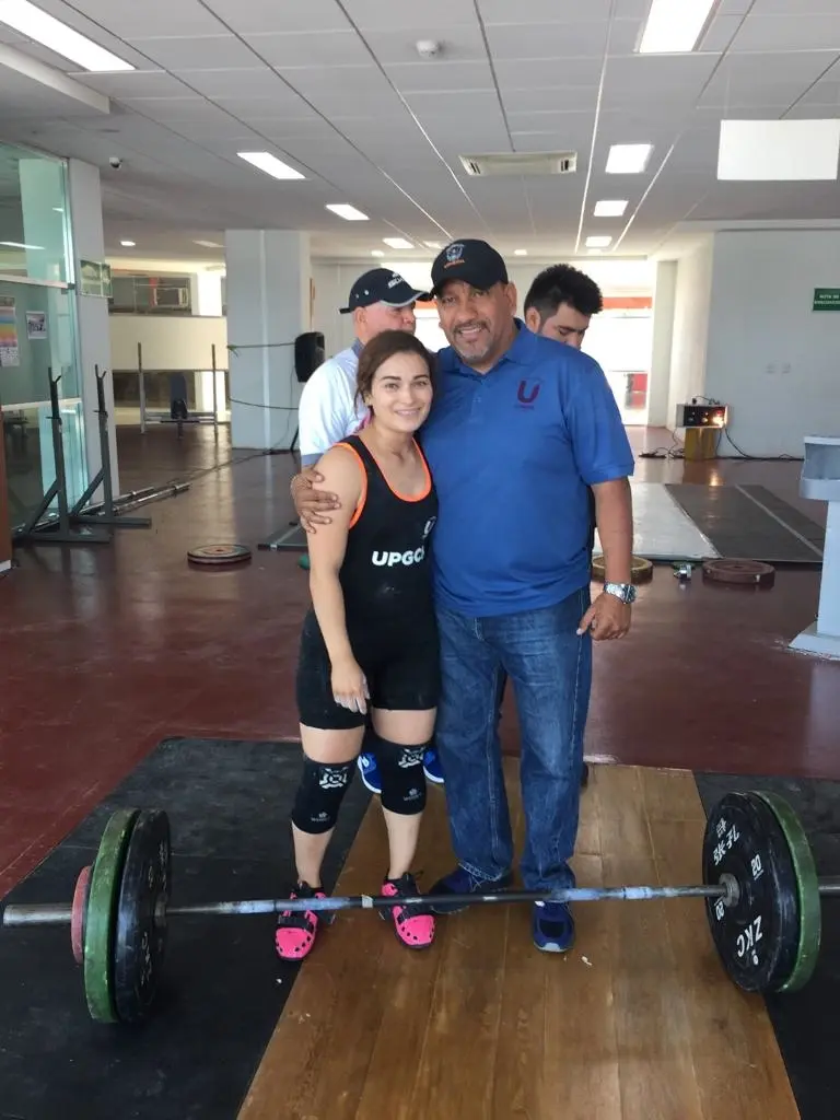 Acompañada del doctor Cinecio Niño Moreno, la atleta refrendó su título regional universitario. Cortesía