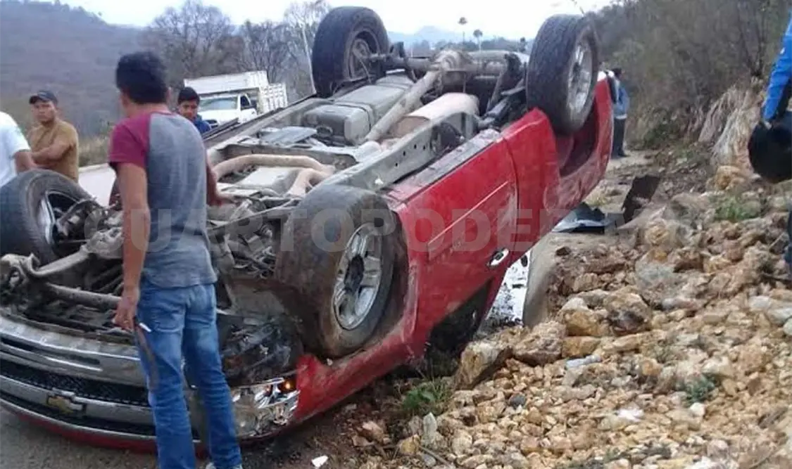 Automovilista se estrella contra muro