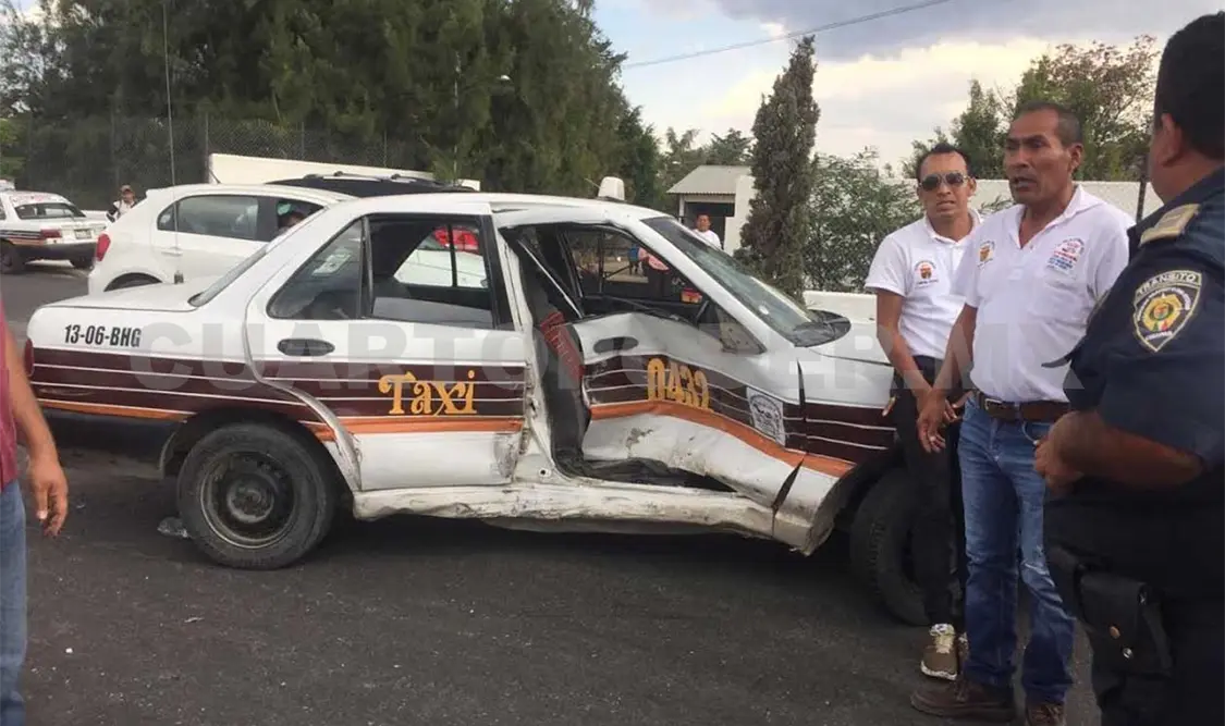 Mujer queda lesionada en choque de taxi