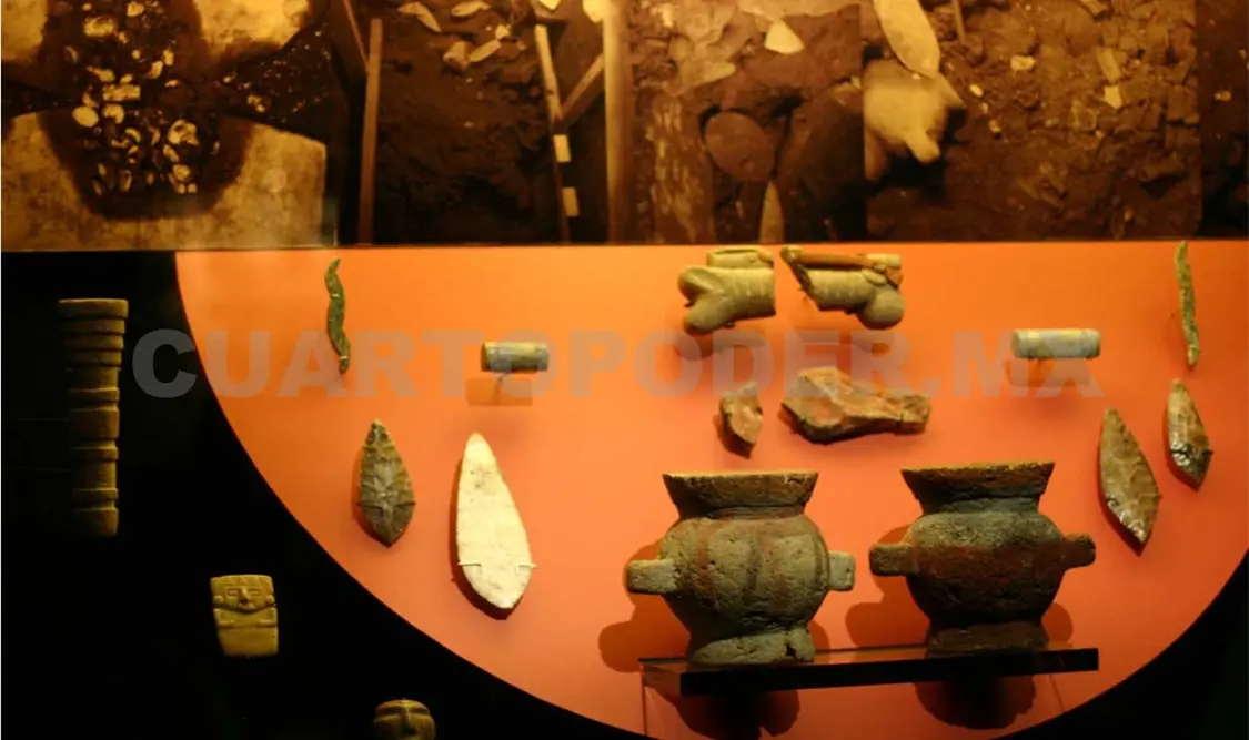 Foto del muestra “Una ofrenda a Xochipilli, entre luces canta y llega el sol”. Cortesía
